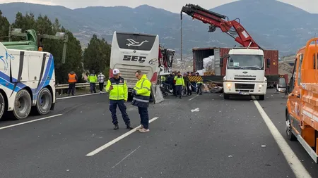 Accident teribil, sunt 7 morţi şi 11 răniţi după ce un camion s-a lovit violent de un autocar pe o autostradă din Turcia