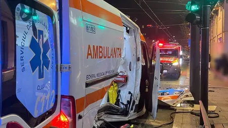 Accident bizar în Capitală. Un şofer care intrase cu maşina în stâlp a accelerat  brusc şi a lovit ambulanţele care sosiseră pentru primul ajutor