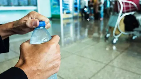 Senatul a respins proiectul de lege care limita preţul apei îmbuteliate în aeroporturi. Au votat împotrivă chiar şi colegii de partid ai iniţiatorilor proiectului