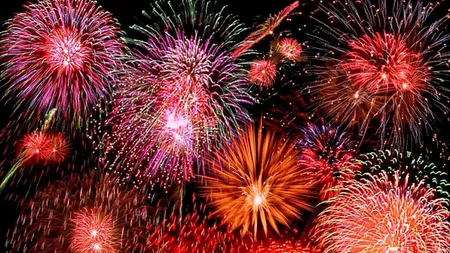 Zeci de mii de euro cheltuiți de primării, în plină austeritate, pe focuri de artificii de sărbători. Un minut de show pirotehnic ajunge la 1.800 de euro de