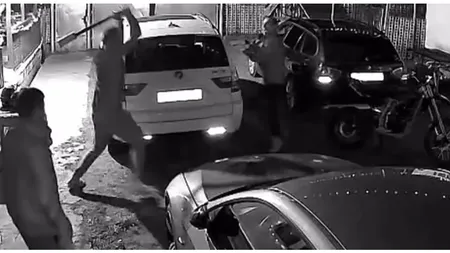 Momente de groază de Crăciun. Un bărbat a intrat cu toporul în casă, l-a atacat pe proprietar și a distrus două mașini. Totul a fost surprins de camerele video