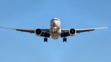 Amenzi de până la 20.000 de euro şi interzicerea zborului până la patru ani pentru pasagerii care nu se supun regulilor din avion. Una dintre cele mai vizitate ţări europene impune reguli stricte