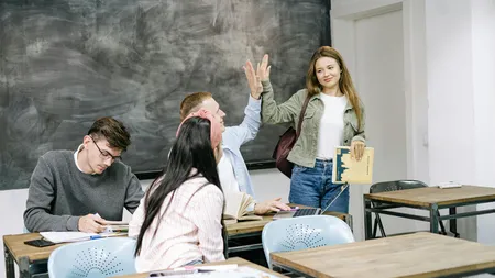 Începând cu anul școlar 2025-2026, elevii vor primi bani în plus. Vezi unde se majorează bursele cu 500 de lei