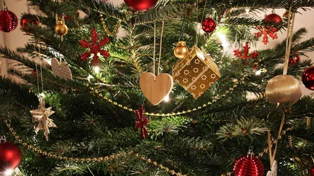 Greșeala pe care mulți o fac atunci când împodobesc bradul de Crăciun. Culoarea care ar trebui evitată