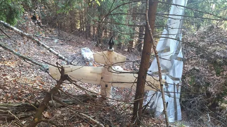 Alertă în Argeș. Dronă de mari dimensiuni, cu o parașută atașată, găsită în pădure. Parchetul General a intrat pe fir