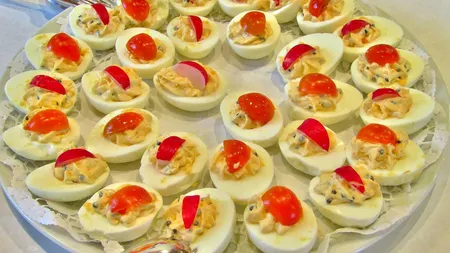 Cum să faci cele mai bune ouă umplute pentru masa de Crăciun. Trei rețete pe care trebuie să le încerci