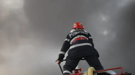 Incendiu la acoperişul unei clădiri cu locuinţe în Brașov. 30 de persoane au fost evacuate / Miros de gaze şi la şcoala unde votează Nicuşor Dan