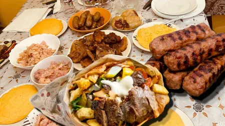 Şaorma detronează burgerii, dar micii rămân la putere în 2025. Ce comandă masiv românii pentru masa de Crăciun