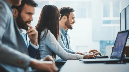 Munca la distanță este pe cale de dispariție, înlocuită de sistemul hibrid cu minimum 3 zile pe săptămână la birou. Explicațiile CEO-ului celei mai mari firme de recrutare din lume