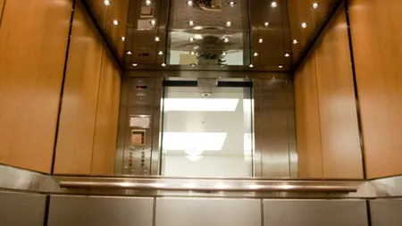 De ce au lifturile oglinzi? Explicația surprinzătoare din spatele unui detaliu ignorat de majoritatea pasagerilor