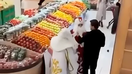 Cascadorii râsului: Doi Moși Crăciun s-au luat la bătaie într-un supermarket - VIDEO