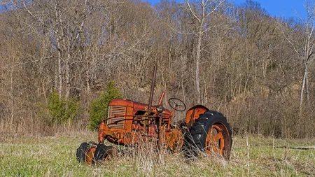 Accident grav provocat de un șofer beat și fără permis. A lovit cu tractorul patru mașini parcate