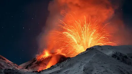 Vulcanul Etna a erupt cum nu s-a mai văzut în ultimii 30 de ani. Fântânile de lavă au atins înălțimi de până la 400 de metri