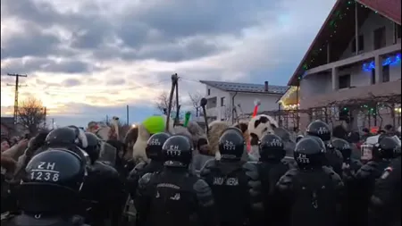 Incidente la tradiționala bătaie de la Ruginoasa! Delenii și vălenii au uitat de tradiție și s-au încăierat cu jandarmii. S-a dat cu gaze lacrimogene