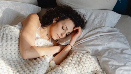 Somnul de 10 minute care îți resetează creierul: Este demonstrat științific