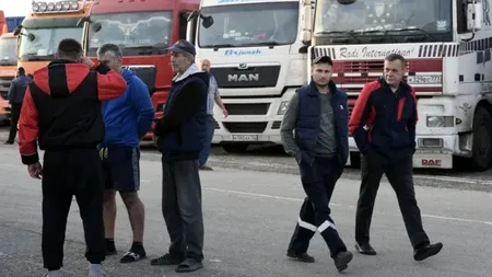 Șoferii de români de TIR plătiți prost și-au abandonat camioanele în parcări din Europa de Vest ca se întoarcă în țară de sărbători
