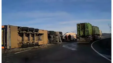Un TIR plin cu porci vii s-a răsturnat pe un drum european din Cluj. Medicii i-au acordat șoferului primul ajutor