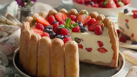 Rețetă de Revelion. Tort diplomat cu fructe de pădure