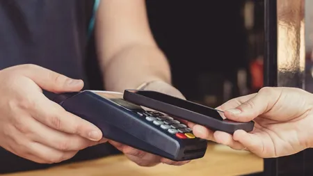 Riscul la care te expui dacă faci plățile contactless cu telefonul. Specialiștii trag un semnal de alarmă: 