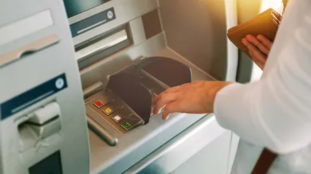 Atenție, români! S-au schimbat regulile la bancomate. Ce trebuie să știi când retragi numerar în Italia