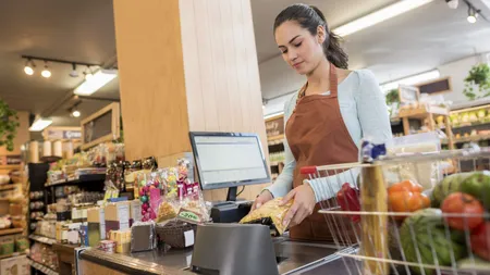 Cât încasează o casieră în supermarket, în 2026: Venitul real o să te surprindă