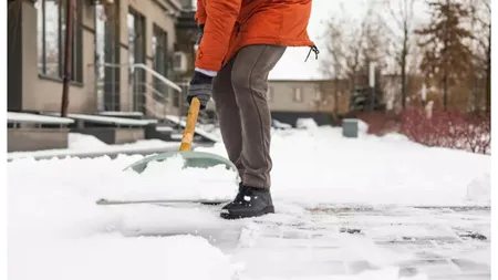 Amenzi uriaşe pentru necurăţarea trotuarelor. Costuri suplimentare dacă un pieton şi-a luxat piciorul lângă casa/blocul tău