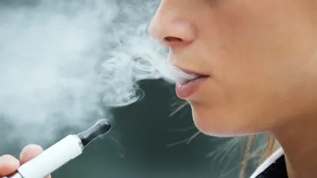 Ce amendă primeşti dacă fumezi în spaţii închise. S-a schimbat legea!