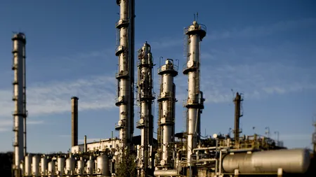 Una dintre cele mai mari platforme petrochimice din România, aflată de șapte ani în faliment, a fost cumpărată de mai multe companii