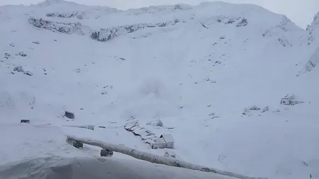 VIDEO spectaculos: Avalanşă de mari dimensiuni în Munţii Făgăraş, declanșată de doi schiori