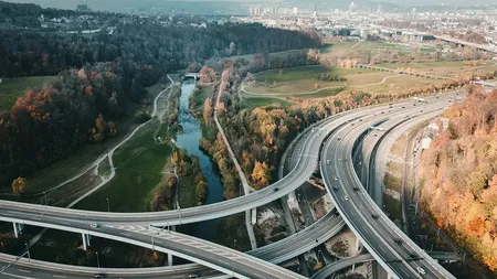 Șofer român implicat într-o cursă nebună pe o autostradă din Germania. Scopul? Cât de mult poate să conducă beat. Provocarea? Șoferii de pe contrasens