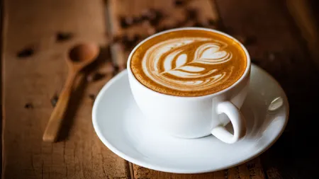 Condimentul banal care schimbă cafeaua de dimineață. Ce spun medicii despre efectele asupra inimii și glicemiei