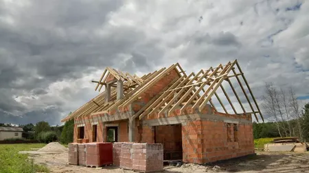 Cât îi costă pe români construcția unei case de 100 mp, în funcție de zonă. Chiar dacă prețurile au crescut, tot este mai ieftin decât ”la cheie”
