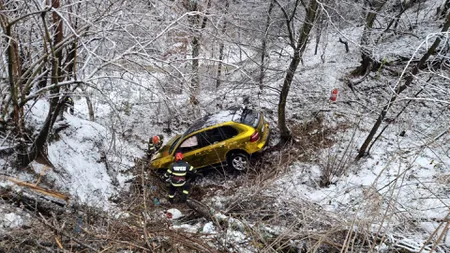 Accident grav în judeţul Argeş. Un Porsche Cayenne colantat în aur, de aproximativ 100.000 de euro, a căzut într-o râpă. Trei persoane au fost rănite