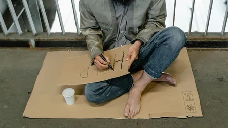 Cerșetoarea din Iași cazată la hotel de lux nu mai e șefa fițelor din mila publică. Un bărbat care trăiește tot din ce îi dau trecătorii are trei case și șofer!