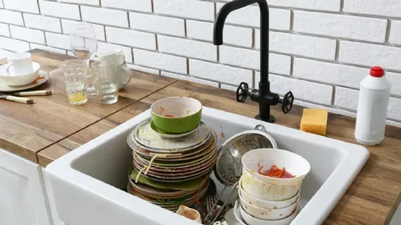 Lichidele pe care nu ar trebui să le arunci NICIODATĂ în chiuvetă. Acest obicei poate duce la blocaje costisitoare