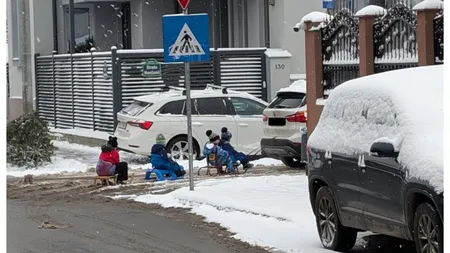 Copii trași cu sania de un BMW. Fotografia care a ajuns virală pe rețelele de socializare: ”BMW-ul fuge, nimeni nu-l ajunge…”