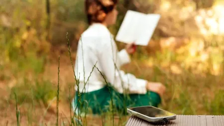 Tot mai multe persoane intră în detox digital și se întorc la activități simple: 