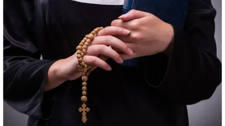 Falsă măicuță care se dădea drept clarvăzătoare, condamnată după ce a luat aproape 90 de mii de euro de la o femeie căreia îi promisese că îi rezolvă problemele în căsnicie