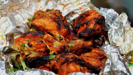 De ce folia de aluminiu are o față luminoasă și una mată. Află dacă folosești partea greșită