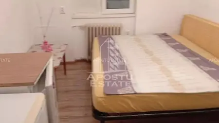 Cât costă cea mai ieftină garsonieră dintr-un mare oraș al României. Are chiriaș inclus, baie la comun și ”generosul” spațiu de 12 metri pătrați