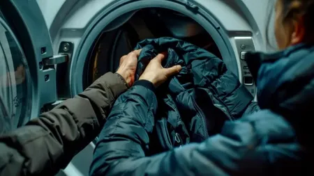 Cum poți spăla corect geaca cu puf, fără să îi strici țesătura. Trebuie să respecți câteva reguli simple