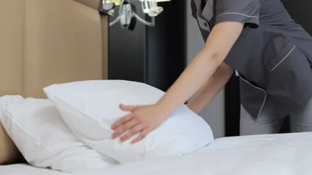 Care sunt salariile din industria hotelieră? Un manager are un salariu aproape triplu față de o cameristă. Care este situația în alte țări