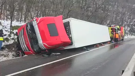 Un TIR cu lămâi s-a răsturnat în Mehedinți, iar localnicii au venit să fure. Val de accidente din cauza ninsorilor în România