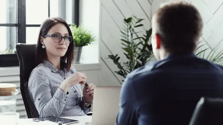 Legea care prevede ca publicarea salariului în anunțurile de angajare să fie obligatorie intră în vigoare în iunie. Ce informații trebuie să ofere angajatorii și ce nu au voie să întrebe