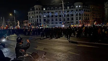 Bărbatul care i-a transmis lui Călin Georgescu „Marș la Moscova” a revenit cu același mesaj pentru protestatarii suveraniști. Cuvintele au fost proiectate pe fațadele mai multor clădiri, chiar în timpul manifestațiilor VIDEO