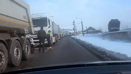 Autoritățile au fost luate prin surprindere de zăpadă. Ninsorile abundente i-au lăsat pe drumari fără sare, iar cozile la saline sunt interminabile