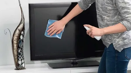 Cea mai simplă și rapidă metodă prin care poți să ștergi praful de pe ecranul televizorului fără să-i deteriorezi stratul protector