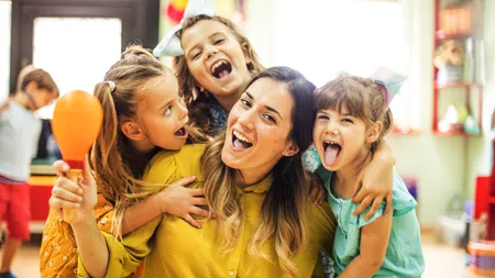 Cât câștigă o educatoare în 2026: Salariile diferă în funcție de vechime și oraș