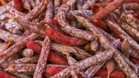 Cel mai mare producător de cârnați din Germania a început să-și închidă fabricile. Sute de oameni își pierd locurile de muncă