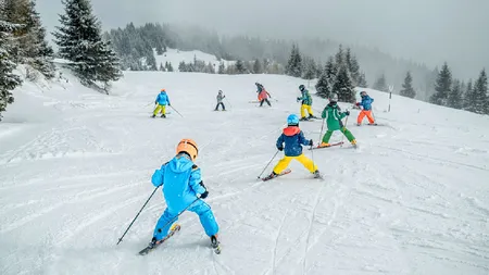 Cât te costă vacanța de schi a copilului în 2026. Cea mai ieftină opțiune e tot scumpă: 1.700 de lei/zi